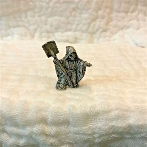 Reaper Miniatures :: grave digger